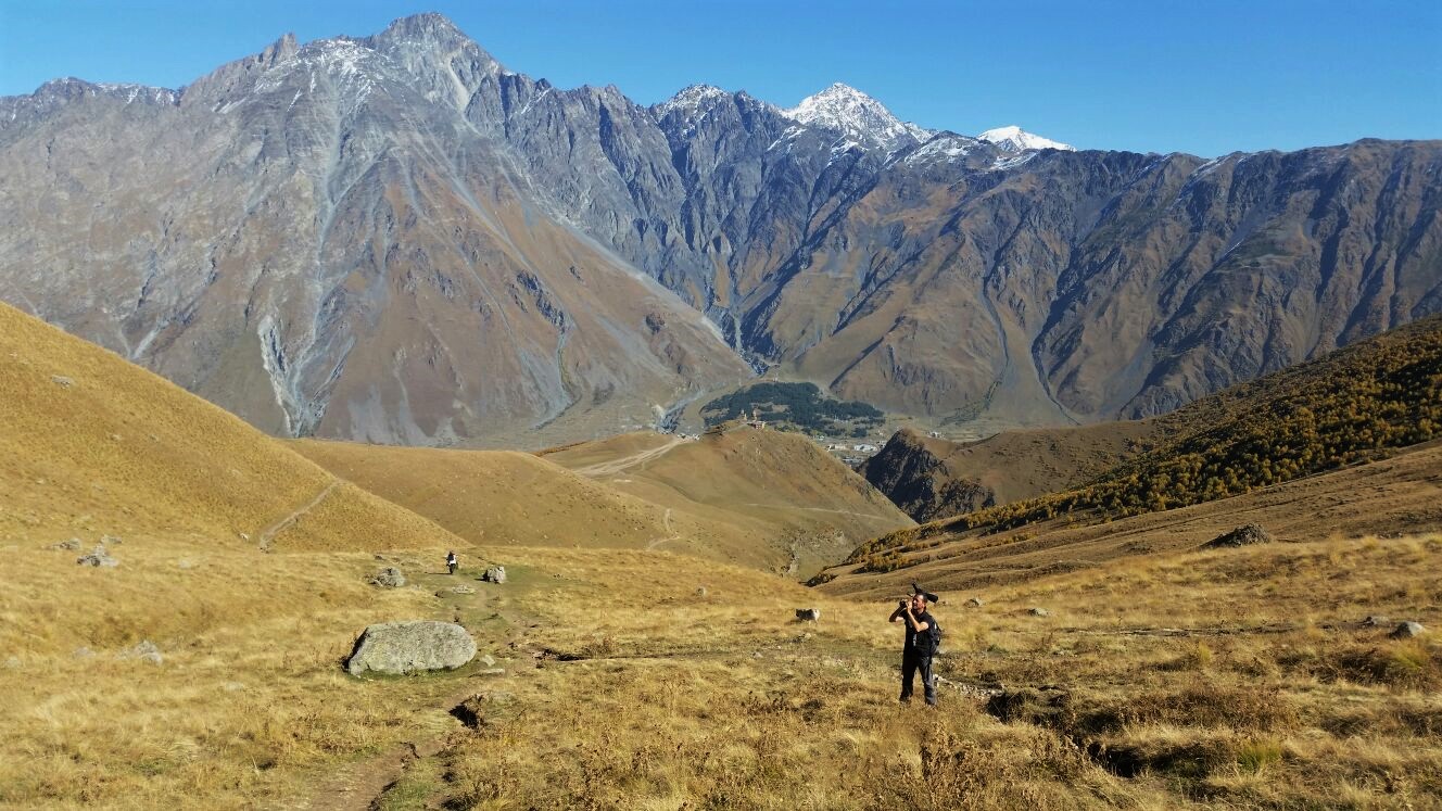 Eccomi tra gli aspri e spettacolari paesaggi del Caucaso. Sullo sfondo il Greater Caucasus (photo Giuseppe Rannisi) 