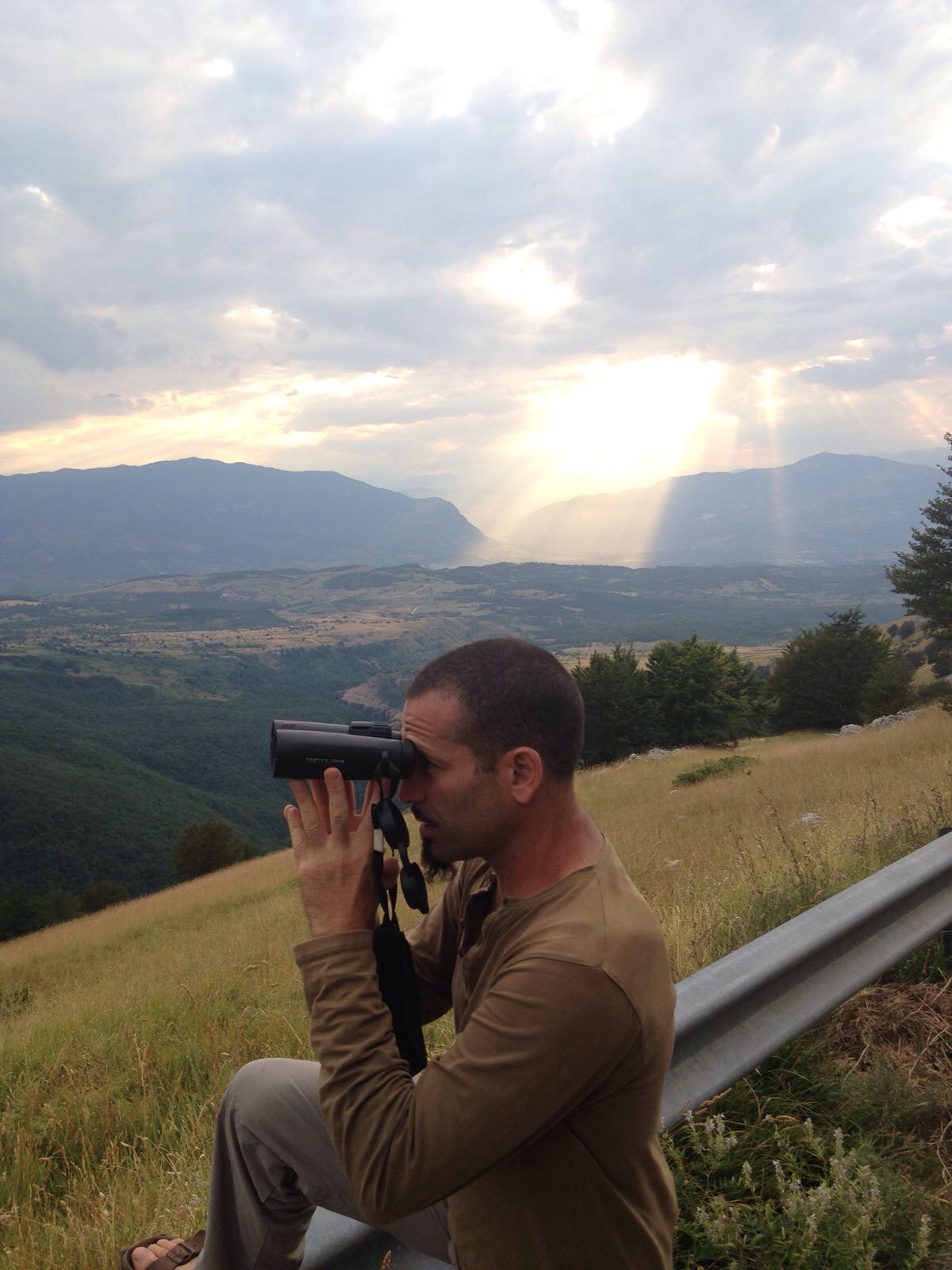 5 Andrea Corso alla ricerca di lanari col suo LEICA NOCTIVID 10x42 sino al tramonto, in Abruzzo, sfruttando anche le ultime luci del giorno (foto Andrea Pulvirenti)