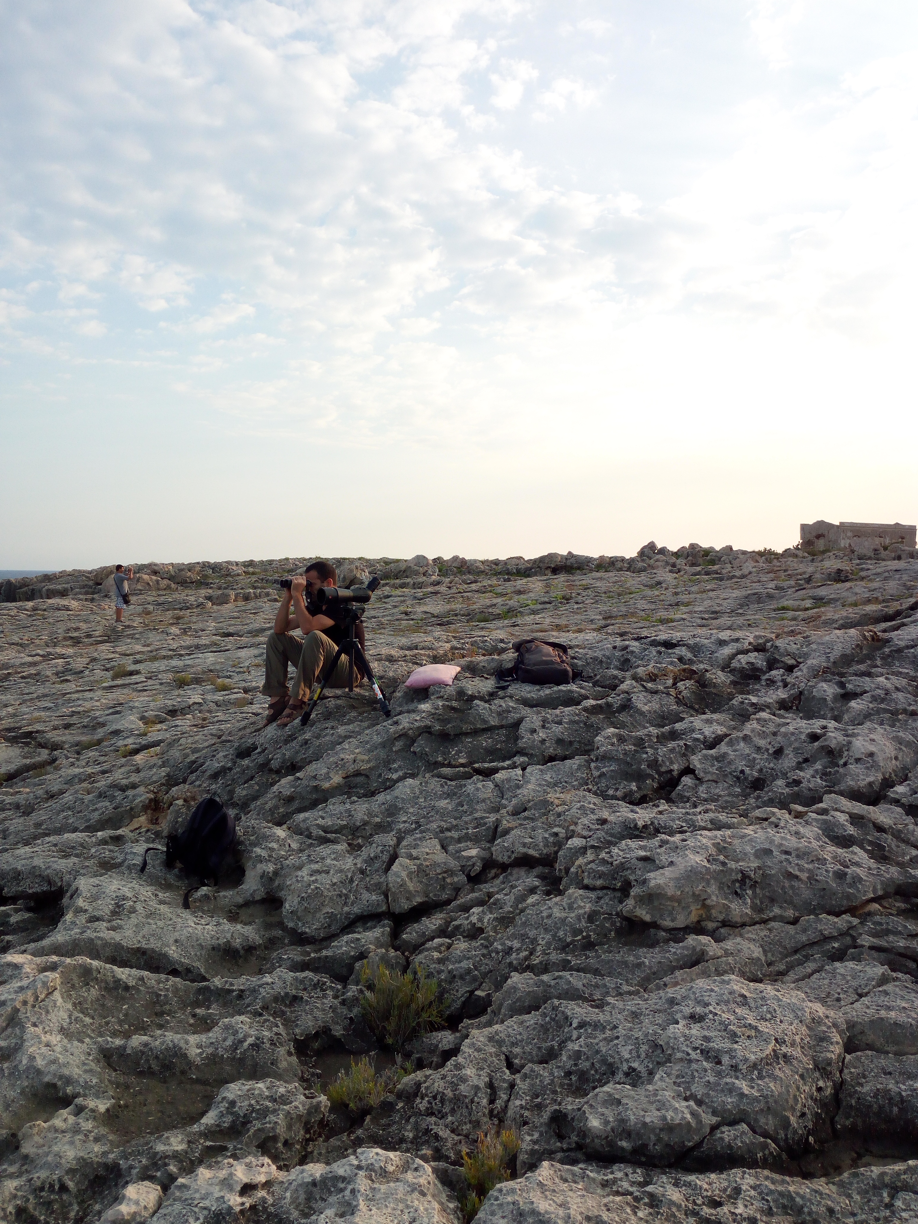 Andrea Corso che fa seawatching con i suoi strumenti Leica a Capo Murro di Porco, Siracusa, uno dei migliori siti italiani per l’osservazione di uccelli marini e cetacei (foto di Verena Penna).