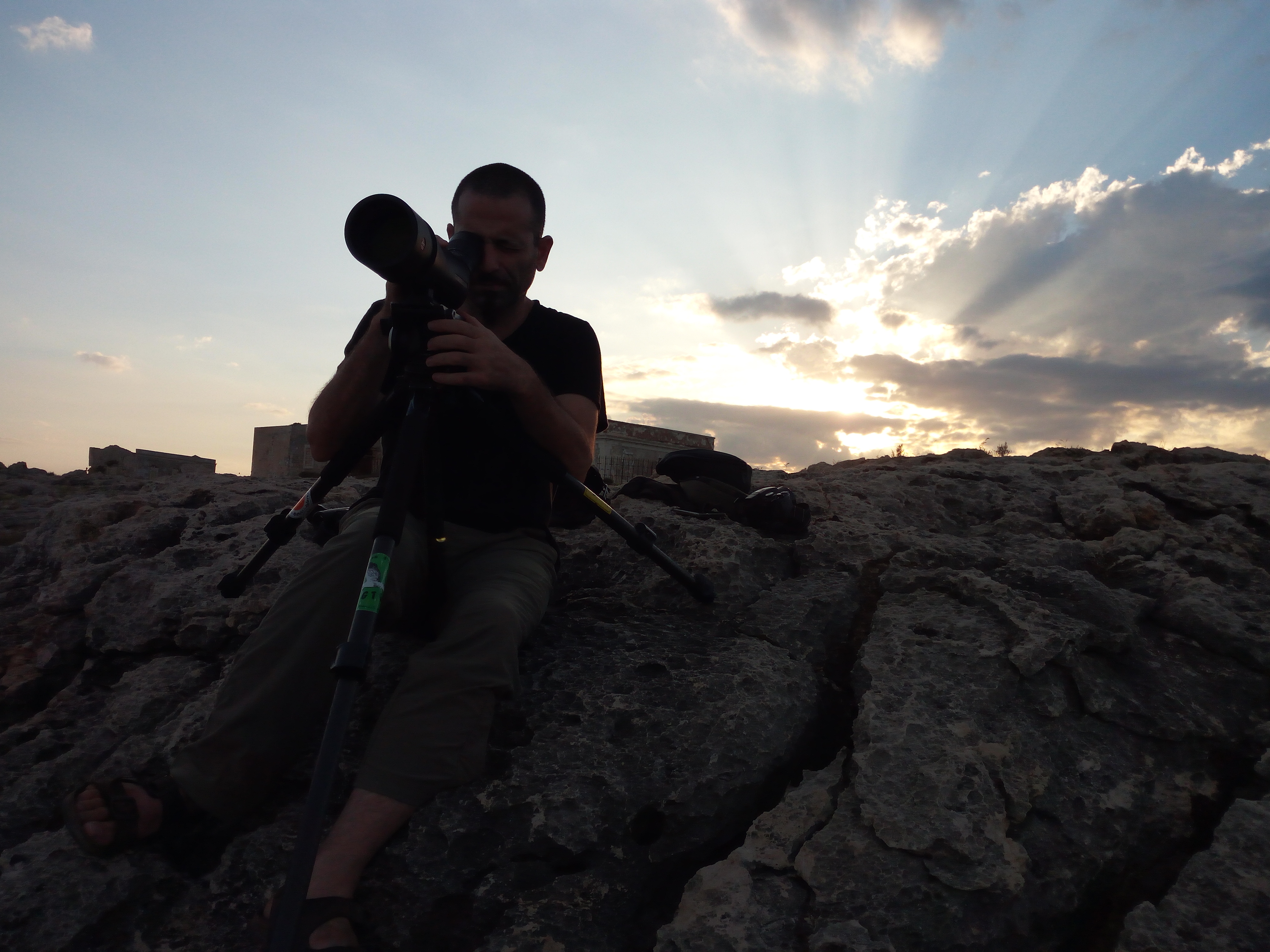 Andrea Corso che fa seawatching con i suoi strumenti Leica a Capo Murro di Porco, Siracusa, uno dei migliori siti italiani per l’osservazione di uccelli marini e cetacei (foto di Verena Penna).