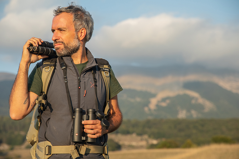 Bruno D'Amicis con il binocolo Noctivid 10x42 suo fedele compagno di viaggio in questa nuova avventura.