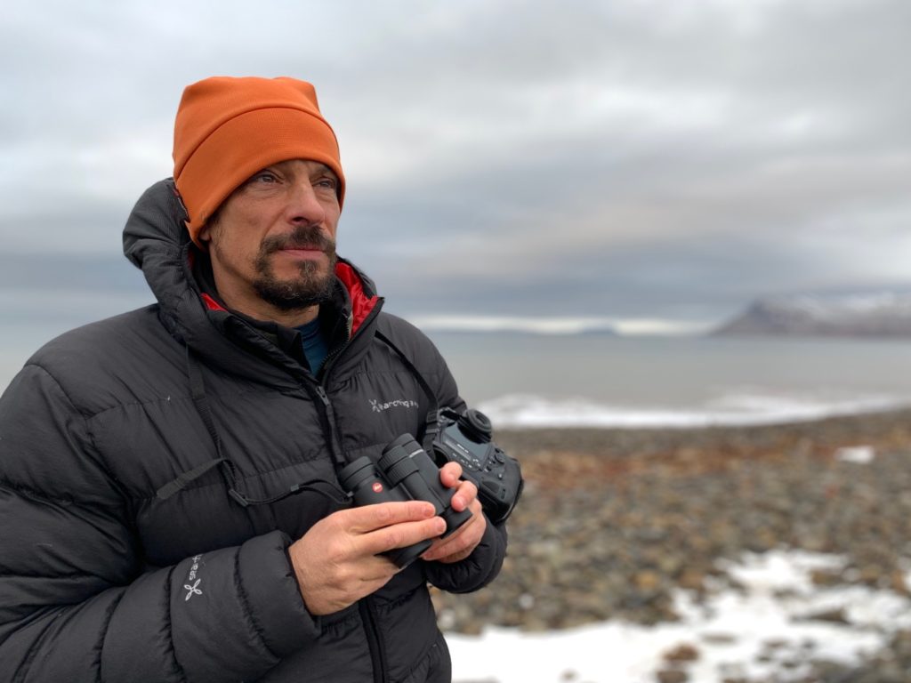 Stefano Unterthiner con binocolo Leica Ultravid HD- Plus 10x32