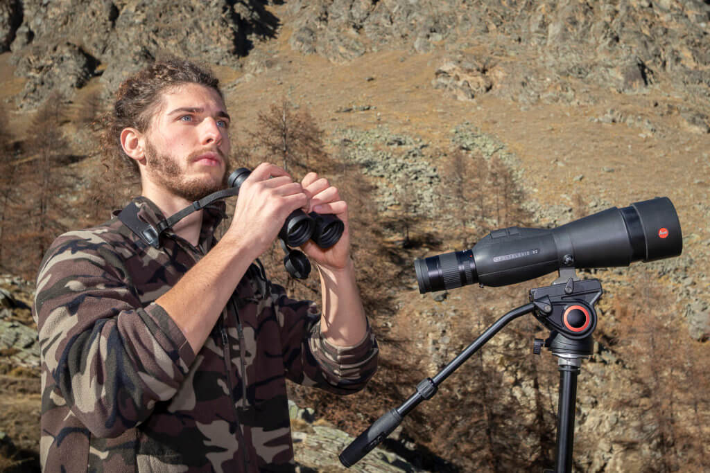 Luca Eberle con la sua attrezzatura Leica: Binocolo Noctivid 10×42 e cannocchiale da osservazione Apo Televid 82 mm