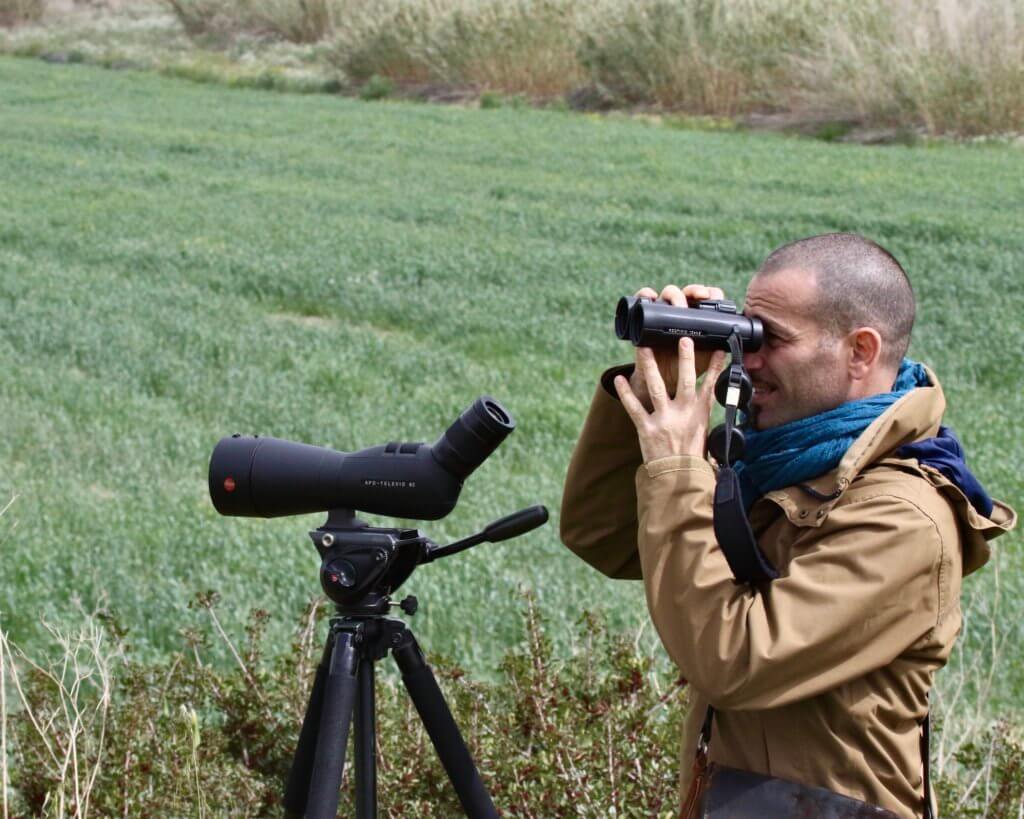 Andrea Corso con il cannocchiale Apo Televid 82 e il binocolo Noctivid 42mm