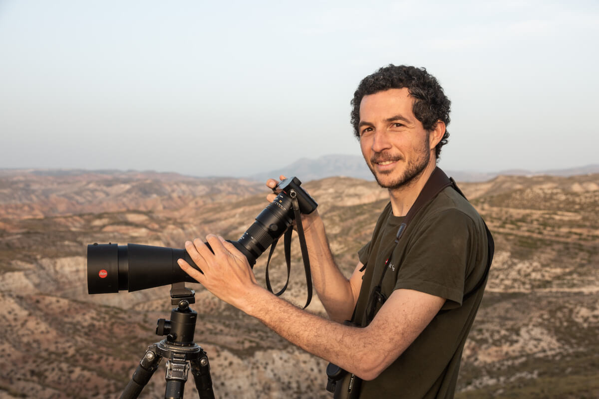 Sistema digiscoping completo. Ugo Mellone con cannocchiale Apo Televid 82 e nuovo fotocamera compatta Leica Q2. 