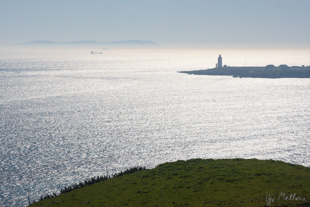 Il faro di Tarifa e, sullo sfondo, Capo Spartel, in Marocco. Leica Natura blog