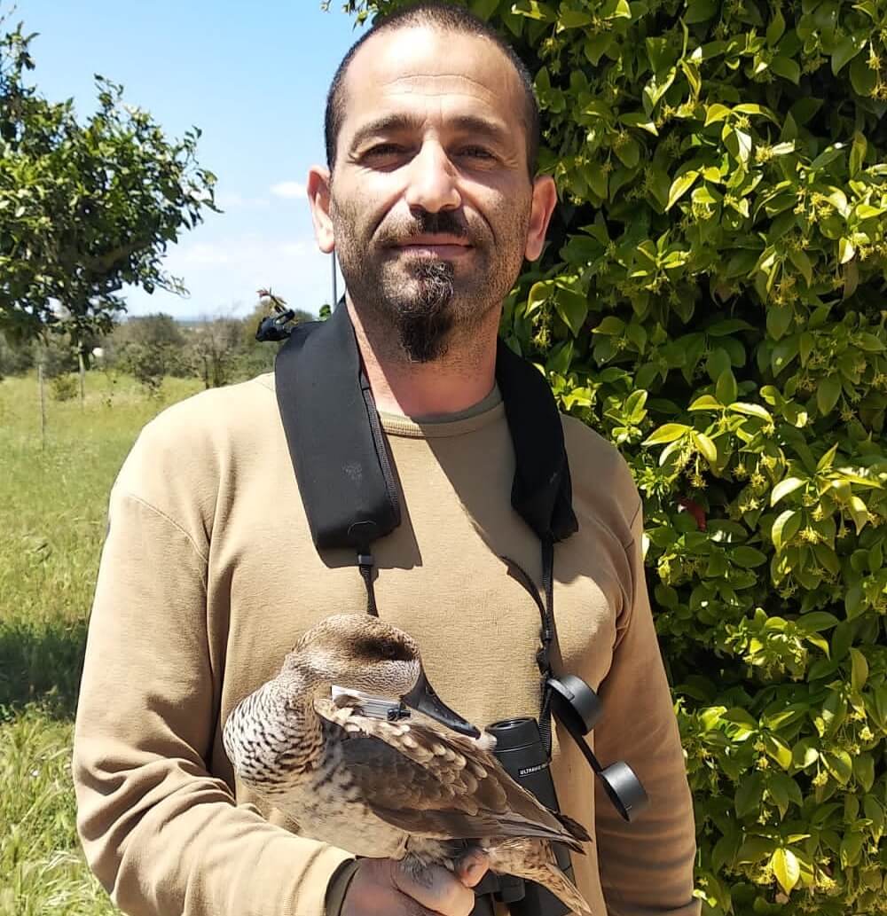 Andrea Corso, col suo inseparabile Leica al collo, responsabile del monitoraggio delle anatre rilasciate e della popolazione selvatica siciliana (Paolo Galasso)