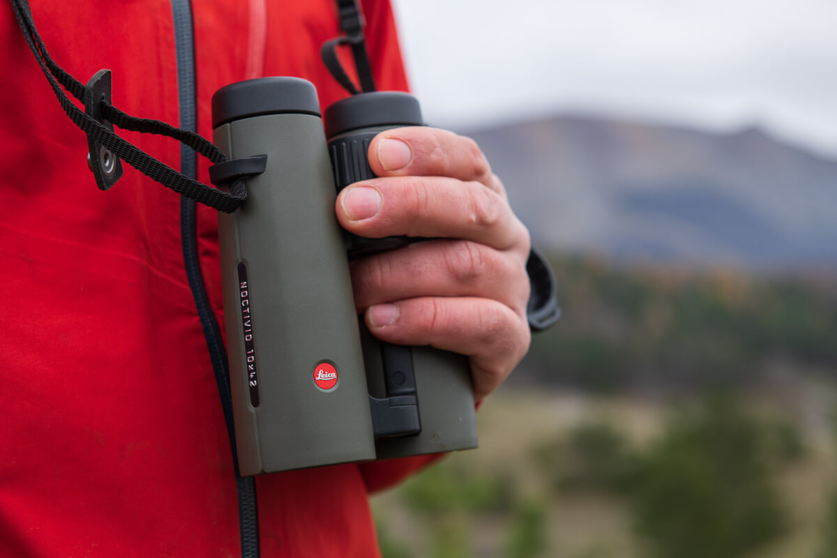 Pur trattandosi di un 10x42 il Noctivid ha dimensioni decisamente
compatte e può essere facilmente impugnato e regolato con una mano.
Leica Natura