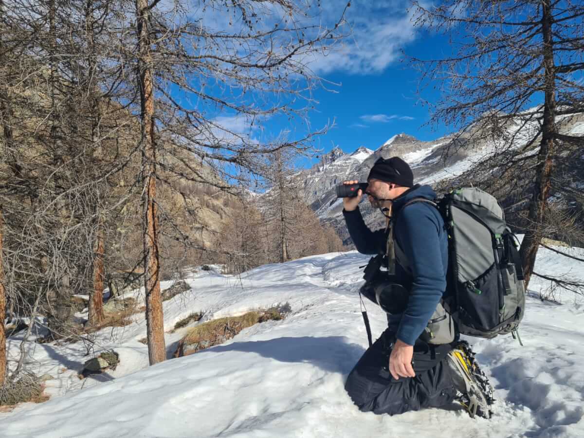 Emanuele Biggi durane l'osservazione diurna con il visore termico. Quando la situazione di luce è difficile e con il binocolo si hanno difficoltà nella ricerca del selvatico la termocamera è un aiuto essenziale. Leica natura
