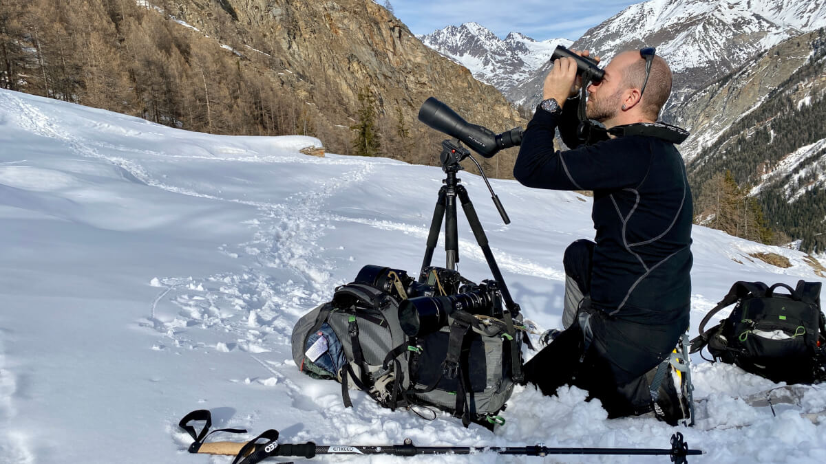 Emanuele Biggi durante un'uscita primaverile con il binocolo Noctivid 10x42 e il cannocchiale da osservazione Leica Apo Televid 65. Foto Elena Canessa.