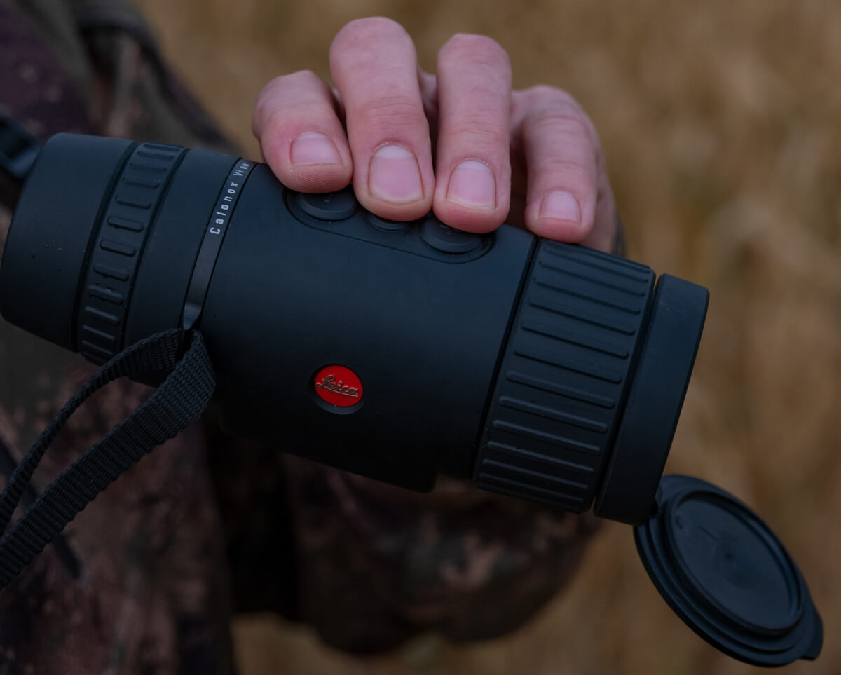 Leica Calonox View, la termocamera con sensore 640 e software LIO™. Dimensioni ultra compatte e praticità d'uso con solo 3 tasti.