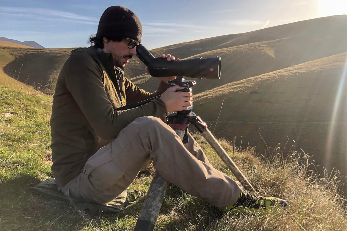 ll fotografo naturalista G.Pimazzoni, uno degli autori del progetto LeissiniaBolf con il cannocchiale Leica Apo Teleìvid 82