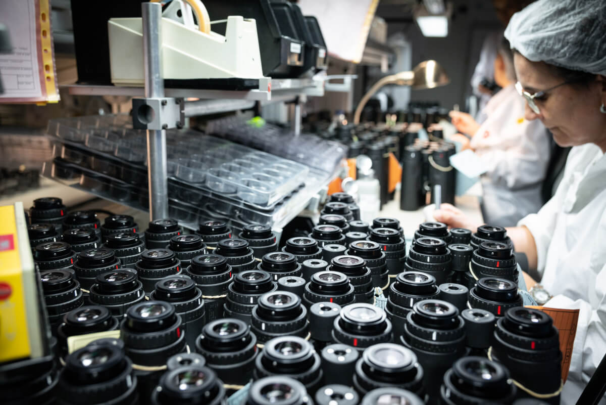 Centinaia di ottiche vengono assemblate giornalmente nell'avveniristico stabilimento in Portogallo. Leica 