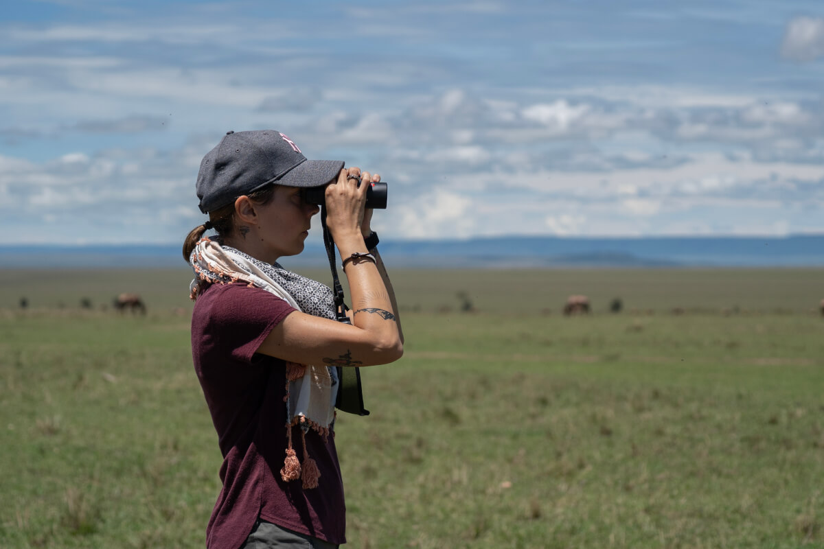 Sara Stojkovic con binocolo Leica Trinovid HD. leica bird Leica Natura