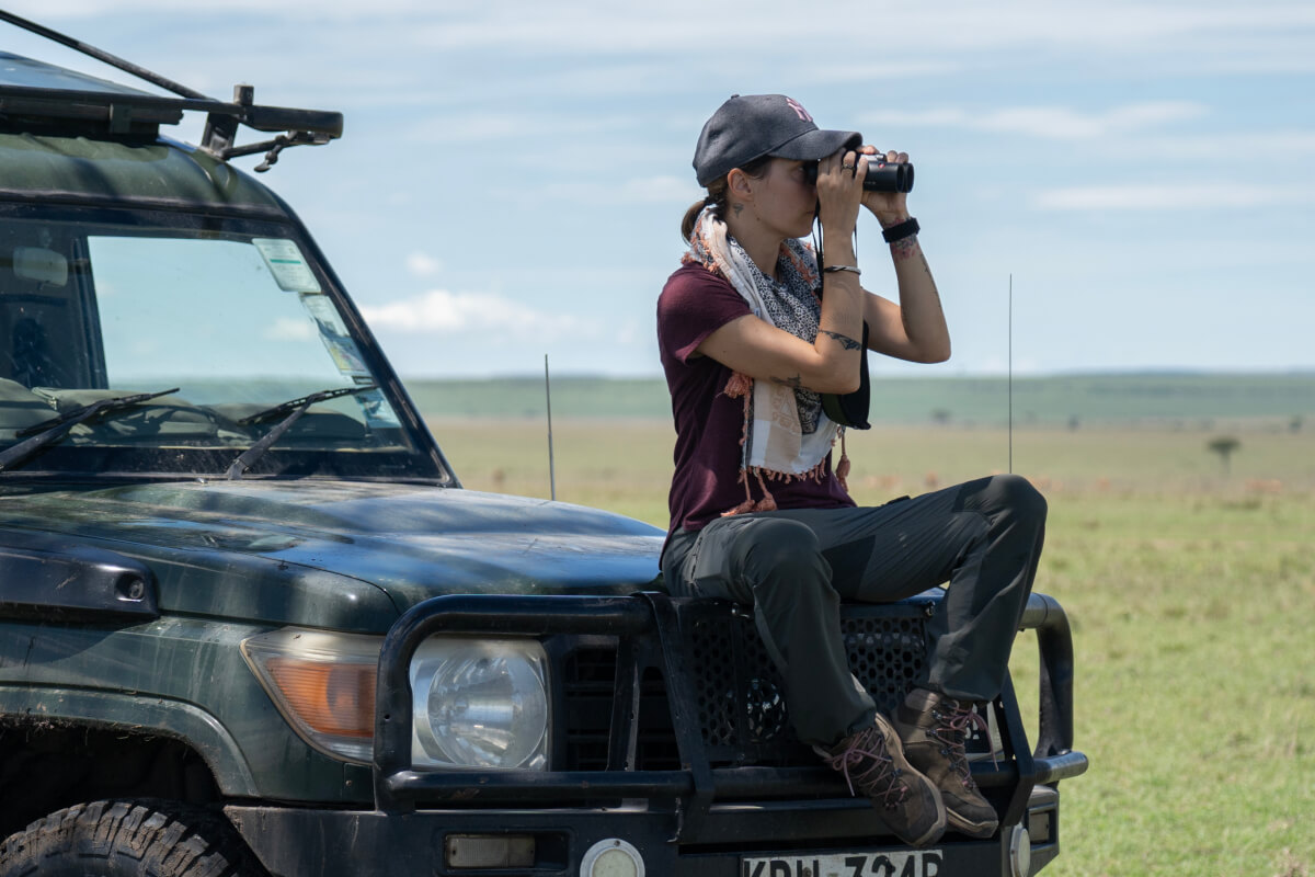 Sara Stojkovic con binocolo Leica Trinovid HD. leica bird Leica Natura